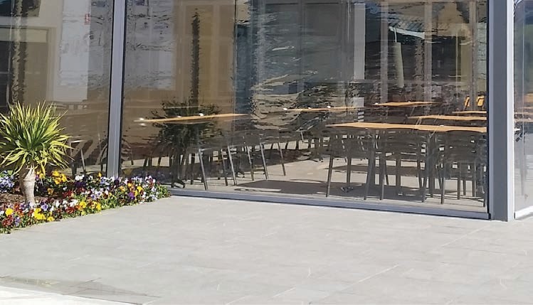 מסכי זיפ טראק ברוחב 4.5 מטר במסעדה